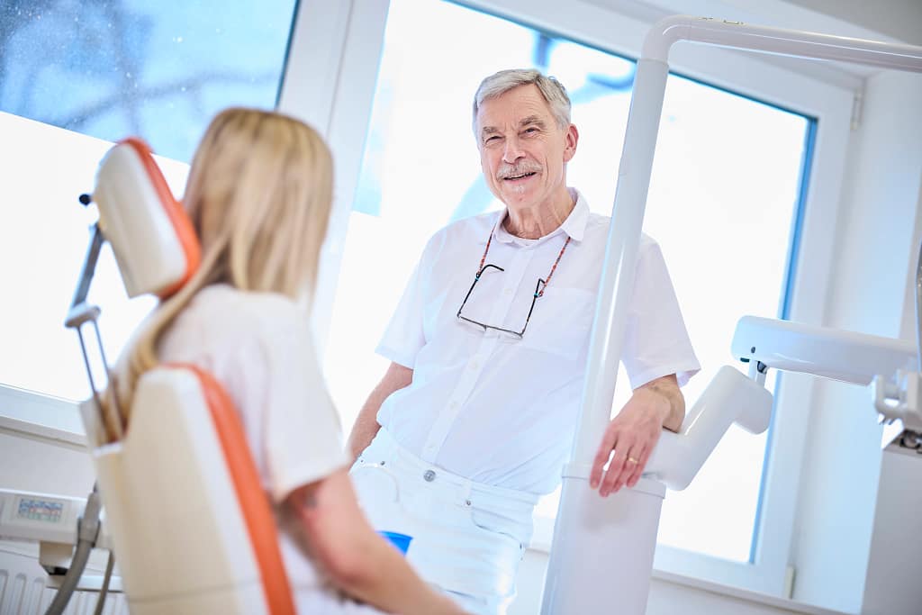 drs. Hub van Rijt in einer Kieferorthopädie Behandlung