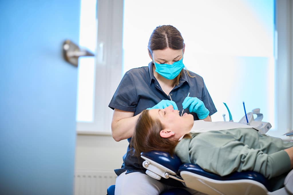 Dr Danielle van Rijt Nelskamp in der Behandlung