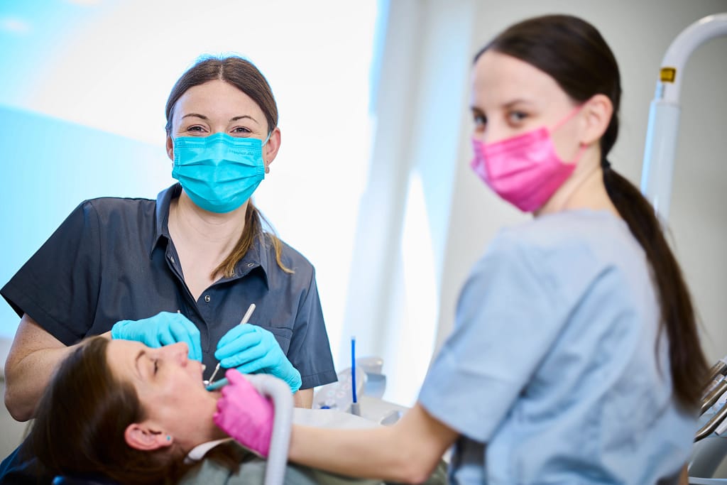 Dr Danielle van Rijt - Nelskamp und Katharina Eppinger während der Behandlung