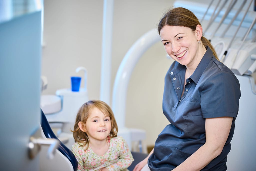 Dr Danielle van Rijt - Nelskamp während der Kinderzahnheilkunde